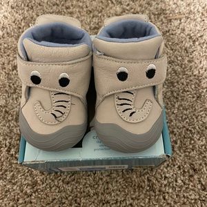 Stride Rite Elephant Shoes size 4